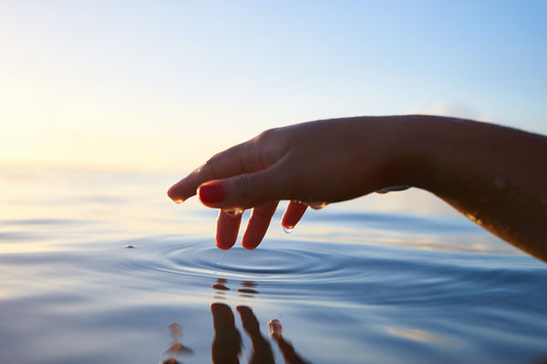 Main touchant l'eau — exercices à la maison